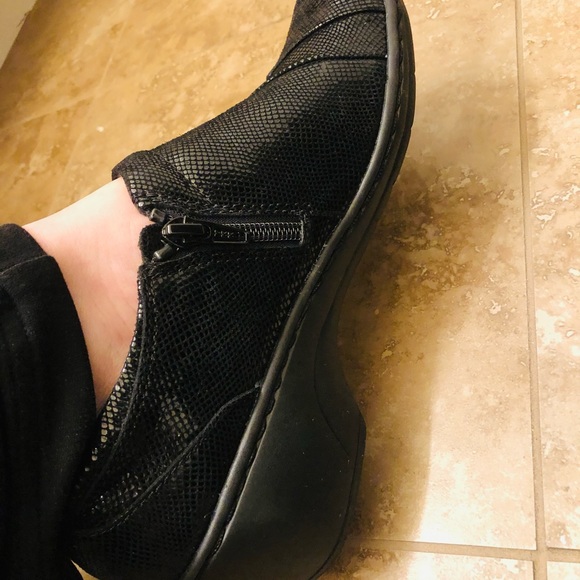 CLARKS! Black Snake skin Shoes. 8.0 - Picture 12 of 14